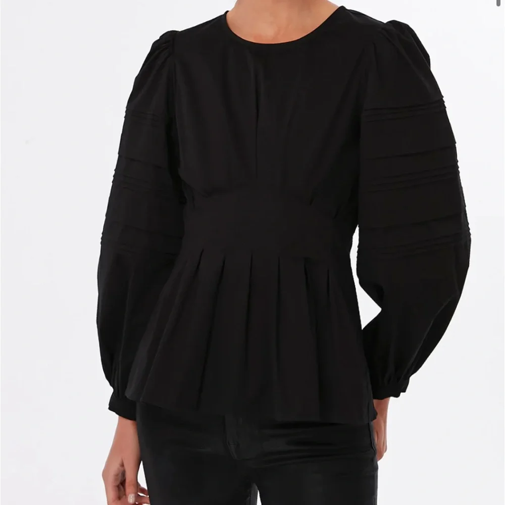 HUNTER BELL Black Tory Top